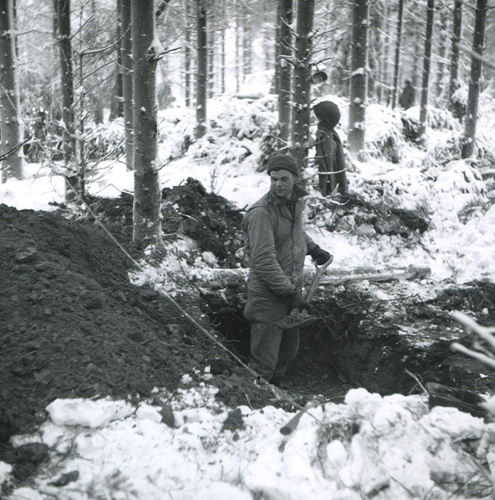 GIs digging a foxhole