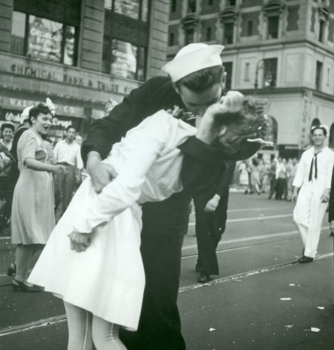 Sailor kisses nurse in Times Square