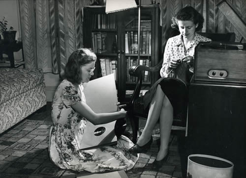 Secretaries in their dorms listening to music on 78 rpm